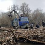 Очистка мусора после весеннего половодья у моста вблизи посёлка Пример