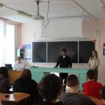 Полицейские Самарской области и члены Общественного совета проводят профориентационные беседы с учениками. 